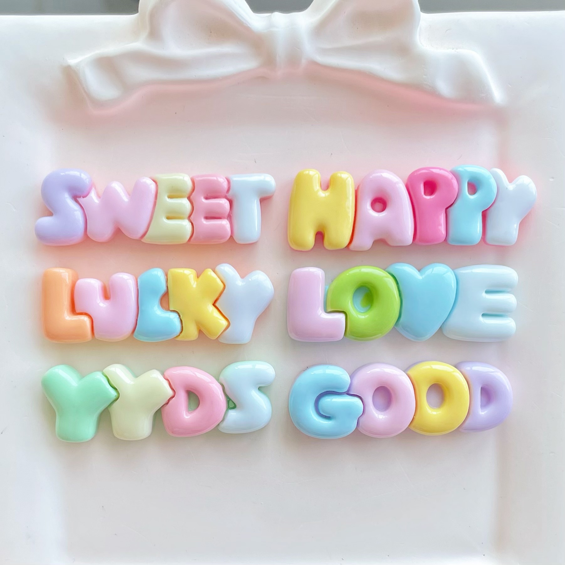 10-30 sztuk kolorowe litery pl – Resin Art Letter Keychain recenzja i cena