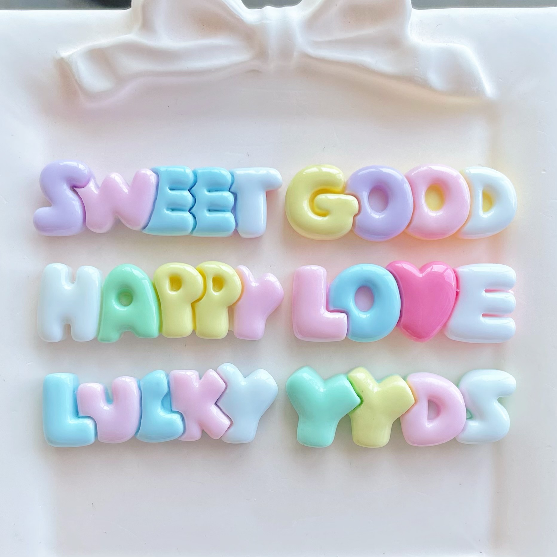 10-30 sztuk kolorowe litery pl – Resin Art Letter Keychain recenzja i cena